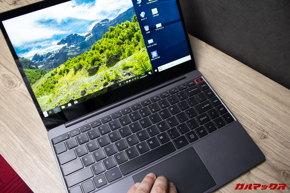 AeroBookのタッチパッドは4本指操作に対応しているの仮想デスクトップも簡単に切り替えが出来ます。