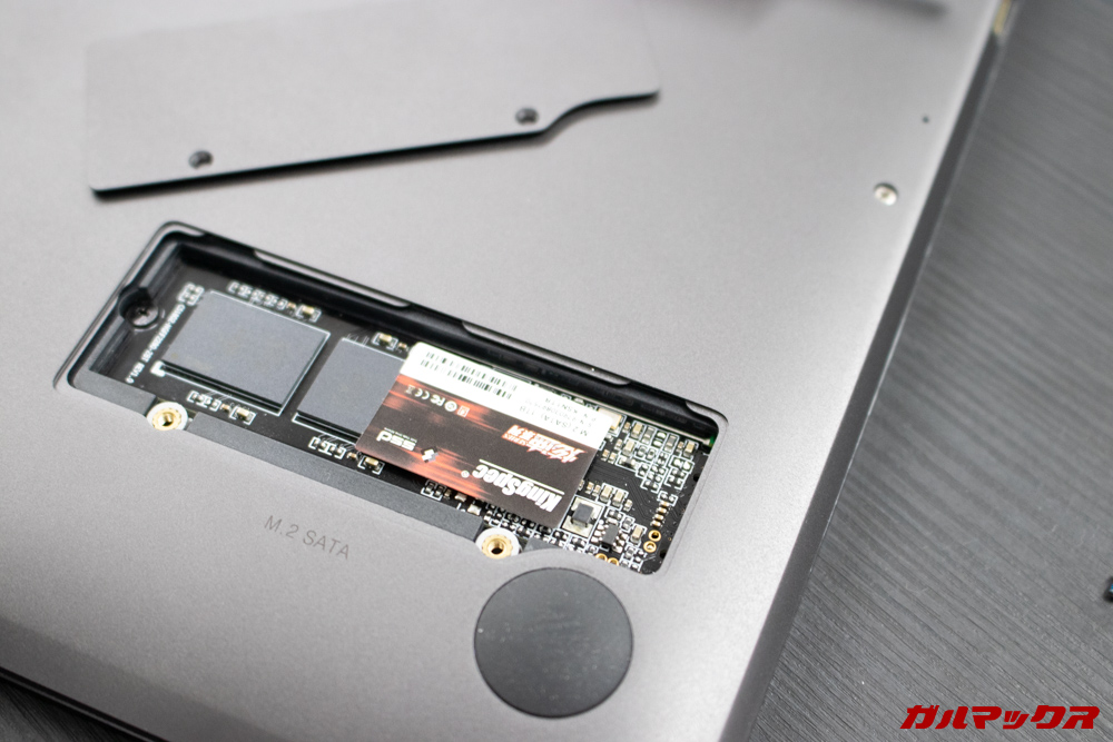 AeroBookにはSSDスロットが搭載されているので後からストレージを拡張出来ます。