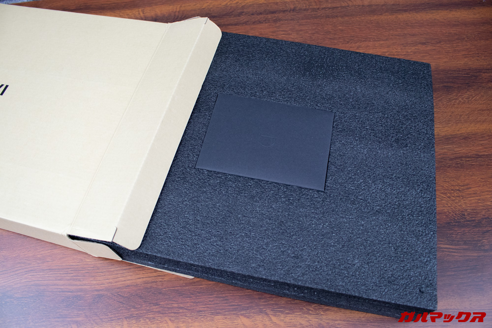 AeroBookを守っているスポンジには取扱説明書なんかが付いているので忘れずに!