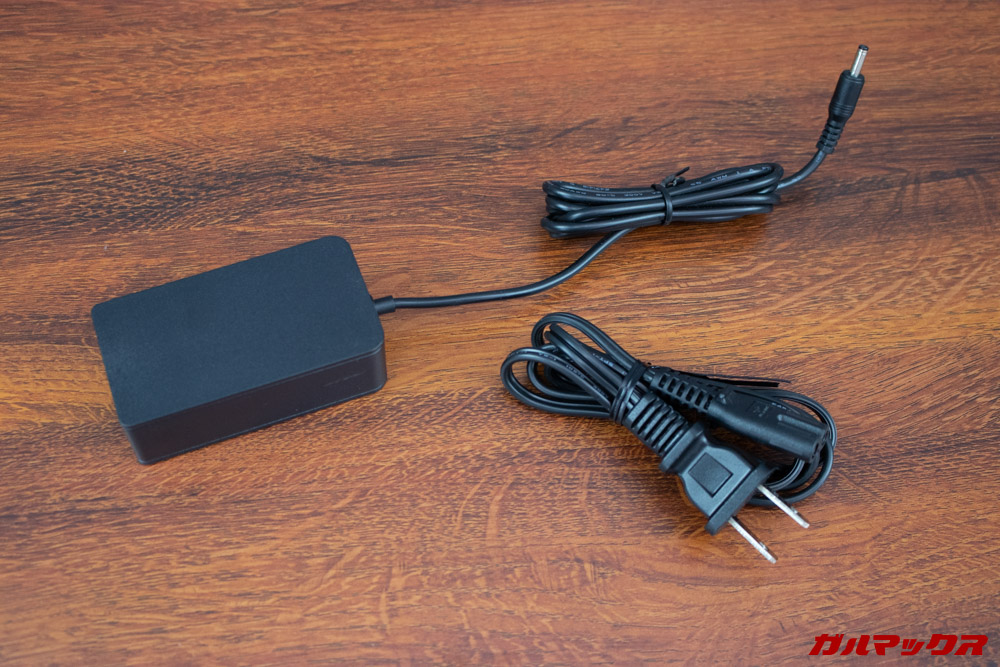 AeroBookは日本のコンセントにも挿すことが出来る充電器が付属しています。