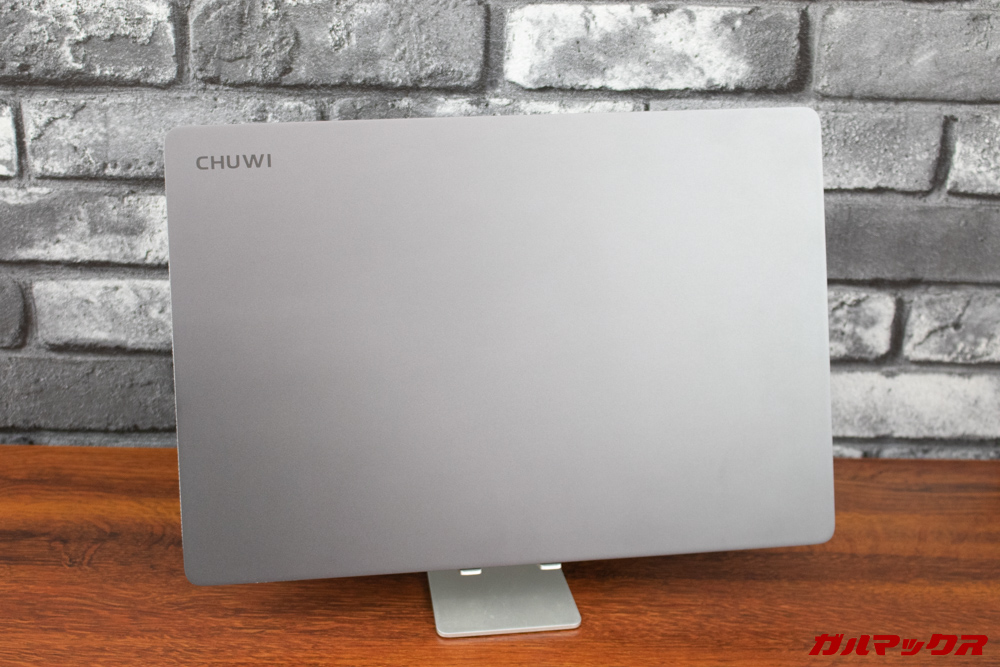 AeroBookは濃いガンメタの様な色合いでメタル素材を利用しているので質感が非常に高いです。