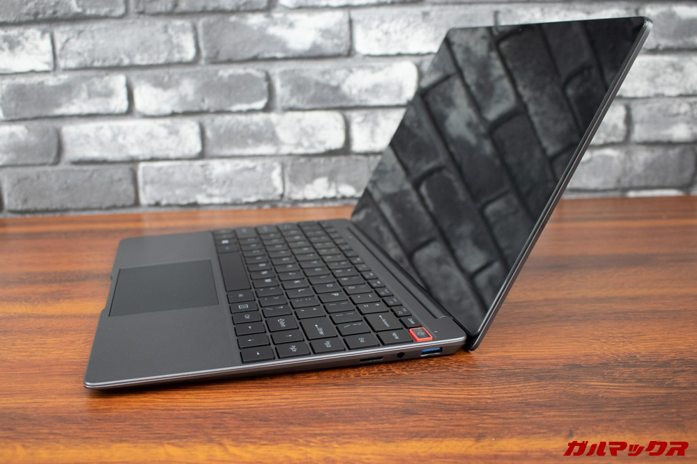 AeroBookは非常に薄く安価なノートパソコンですが野暮ったさは全くありません。