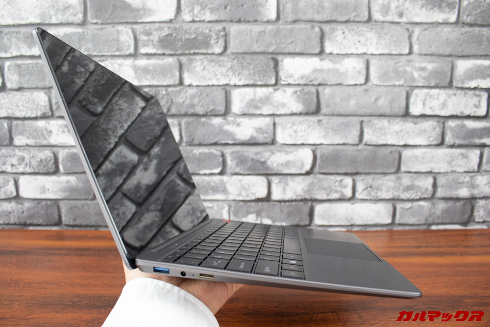AeroBookは片手で簡単に持てる重量感です。