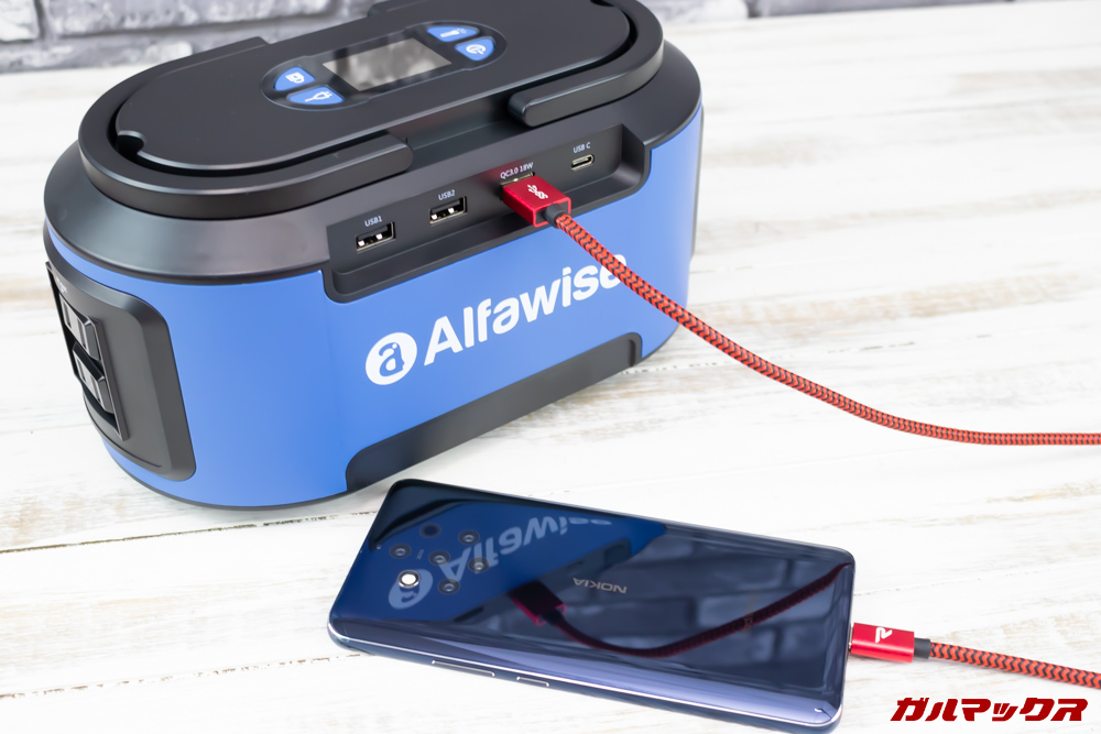 Alfawise S420で超急速充電をテストする様子。