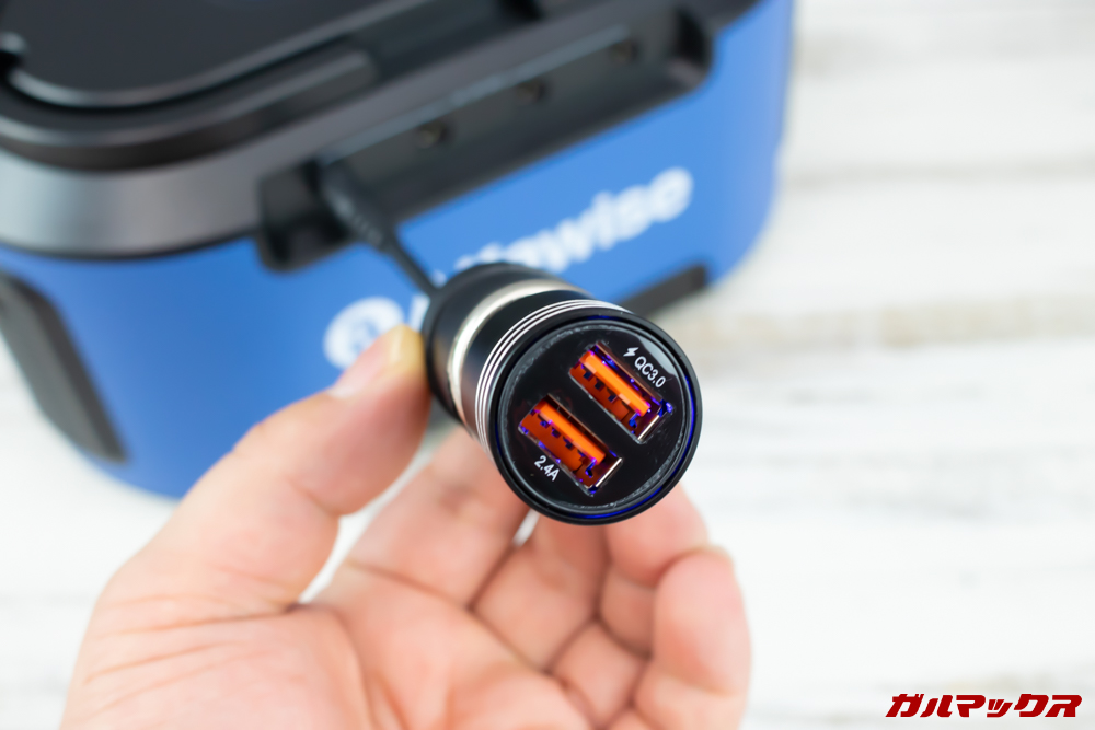 シガーソケット用のUSB充電器などを接続すると簡単にポート数の拡張が出来ます。