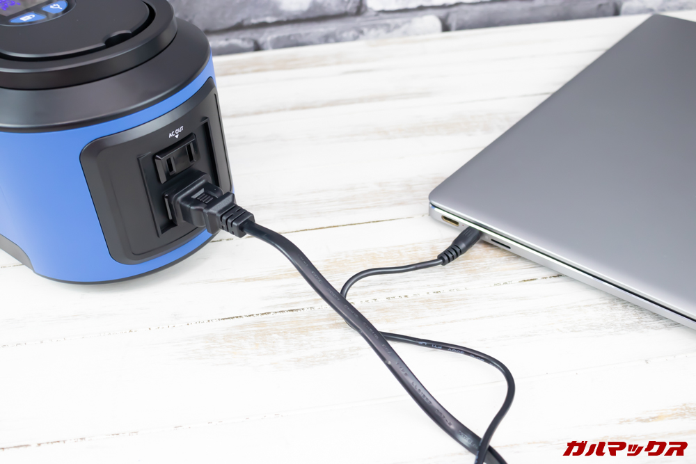 Alfawise S420はコンセントを備えているのでノートパソコンの充電も可能。