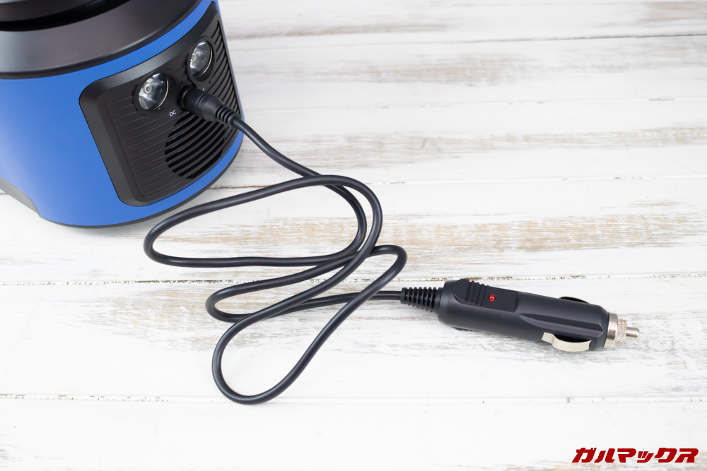 Alfawise S420は付属のシガーソケット用充電器を利用することで車からも充電できます。