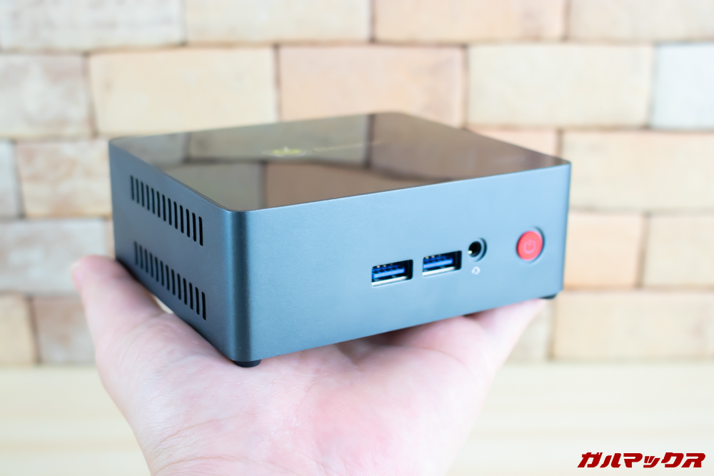 Beelink J45は手に平にのるくらいコンパクト。