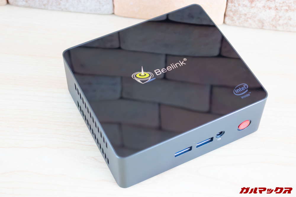 Beelink J45の天板は鏡面仕上げで美しいです。