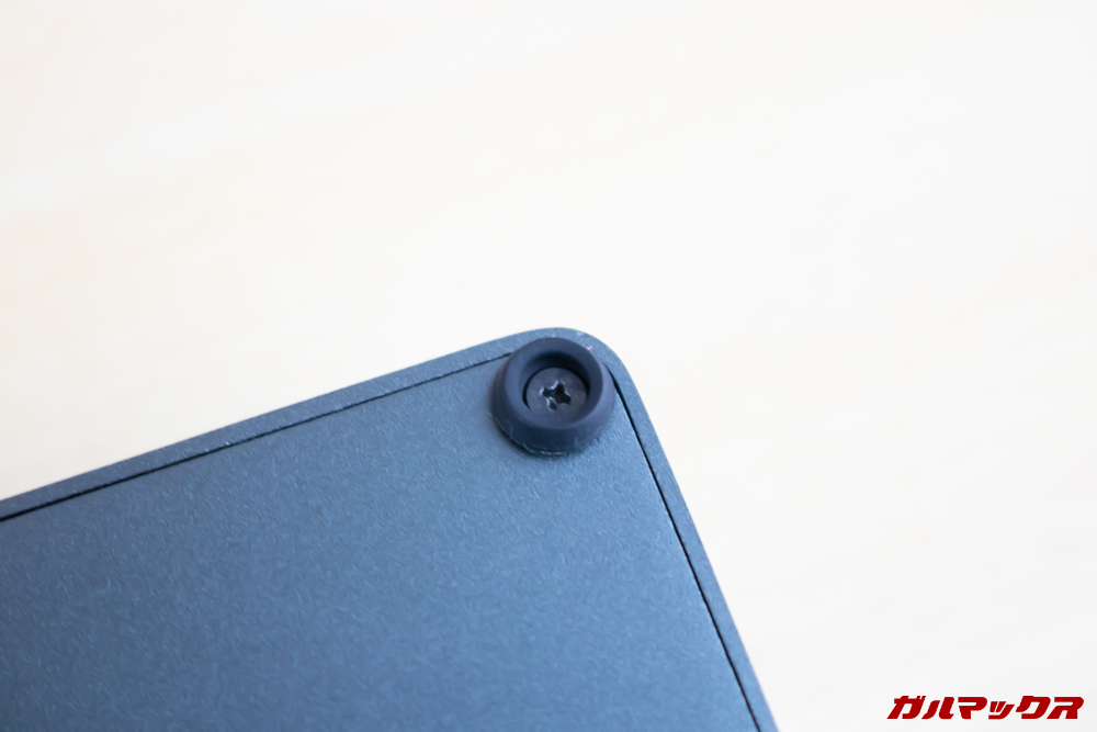 Beelink J45の裏蓋はゴム足のネジを4箇所外すことで取り外せます。