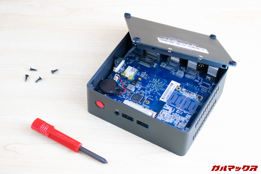 Beelink J45の底蓋を外す時は慎重に外しましょう。