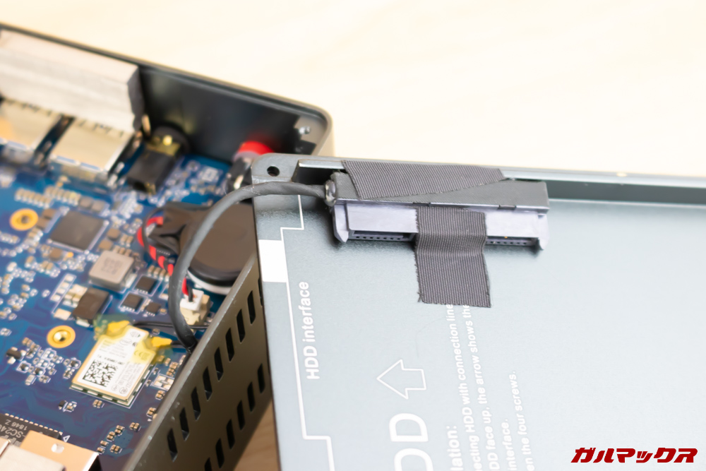 Beelink J45の底蓋にはSSD拡張用のケーブルがテープで止められているので勢いよく外すと断線の恐れがあるので注意。