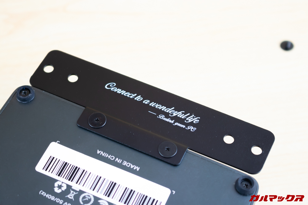 Beelink J45は付属のブラケットを取り付けるとPCモニターのアーム固定用ネジを利用してモニター背面に固定が可能です。