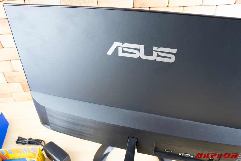 僕の持っているPCモニターは背面にネジ穴が無かったので固定できませんでした。