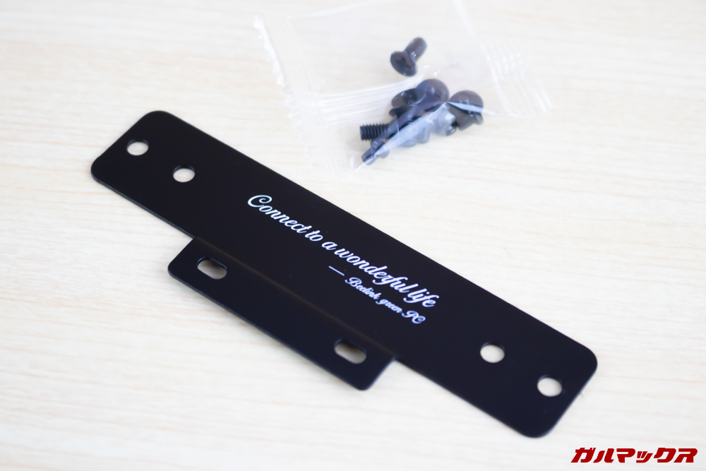 Beelink J45はPCモニターのブラケット部分に取り付けるためのブラケットとネジが付属しています。