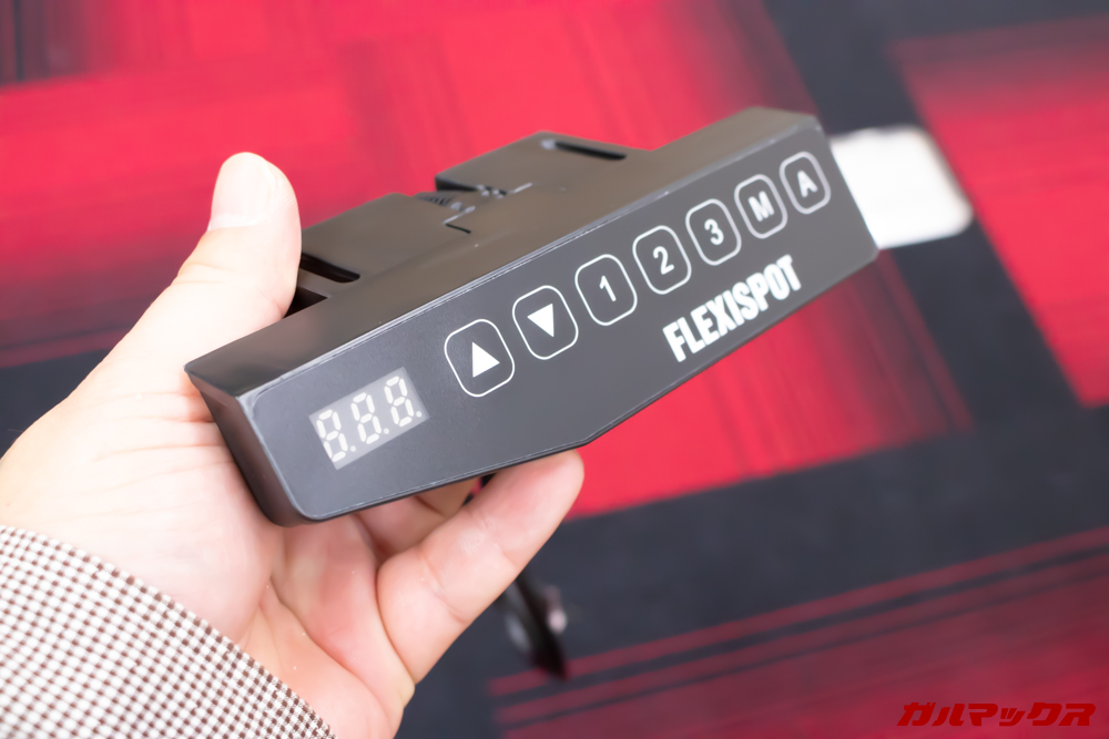 FlexiSpotの電動式スタンディングデスクは脚以外にコントローラーを取り付けるだけ