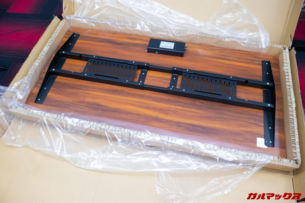 FlexiSpotの電動式スタンディングデスクの組み立ては2人が推奨です。