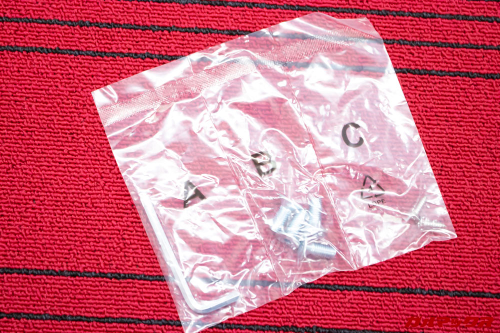 FlexiSpotの電動式スタンディングデスクの組み立ては必要最適元なのでネジなども数本しかありません。