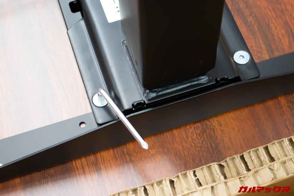 FlexiSpotの電動式スタンディングデスクの脚は2本のネジで締めるタイプ