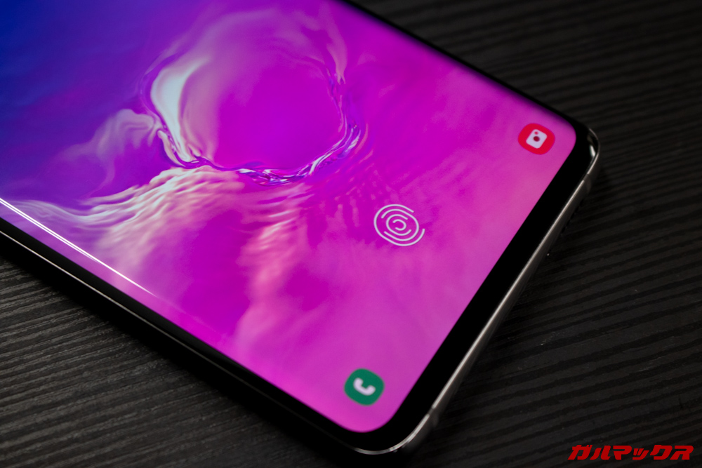 「Galaxy S10」と「Galaxy S10+」はディスプレイに指紋認証を内蔵しました。