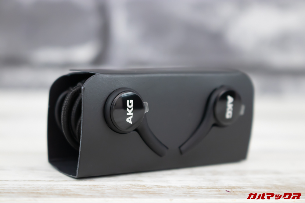 「Galaxy S10」「Galaxy S10+」「Galaxy S10e」はAKGの有線イヤホンマイクが付属しています。