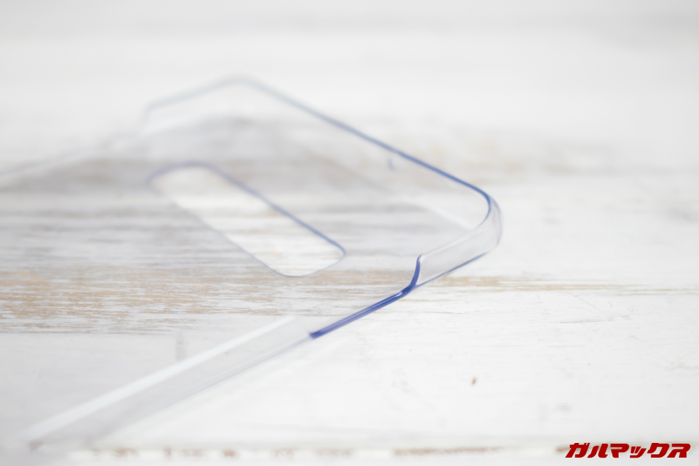 「Galaxy S10」「Galaxy S10+」のハードケースはボタン部分が大きく削り取られている形状となっています。