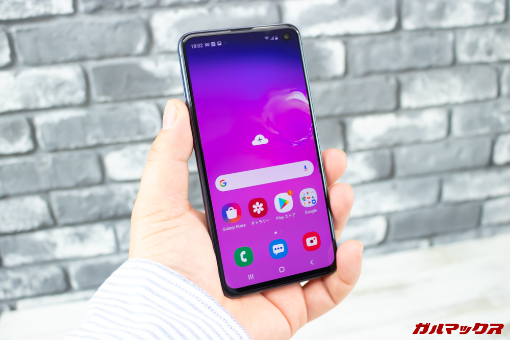 「Galaxy S10e」は5.8型ディスプレイで凄くコンパクトです。