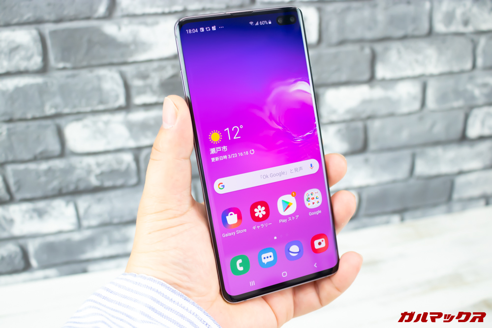 「Galaxy S10+」は6.4型で持ちやすさは犠牲になりますが大画面での映像コンテンツ視聴やゲームは他のモデルを圧倒する迫力があります。