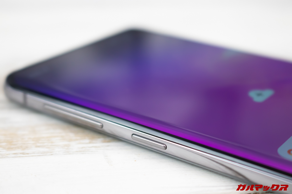 「Galaxy S10」「Galaxy S10+」「Galaxy S10e」は本体左側面にBixbyボタンを搭載しています。