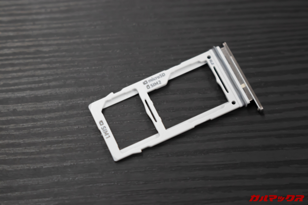 「Galaxy S10」「Galaxy S10+」「Galaxy S10e」のSIMトレイはSIMピンで取り外すタイプ。NanoSIMが2枚又はNanoSIM×MicroSDが挿入可能。SIM2スロットはNanoSIMとMicroSDの共用タイプです。