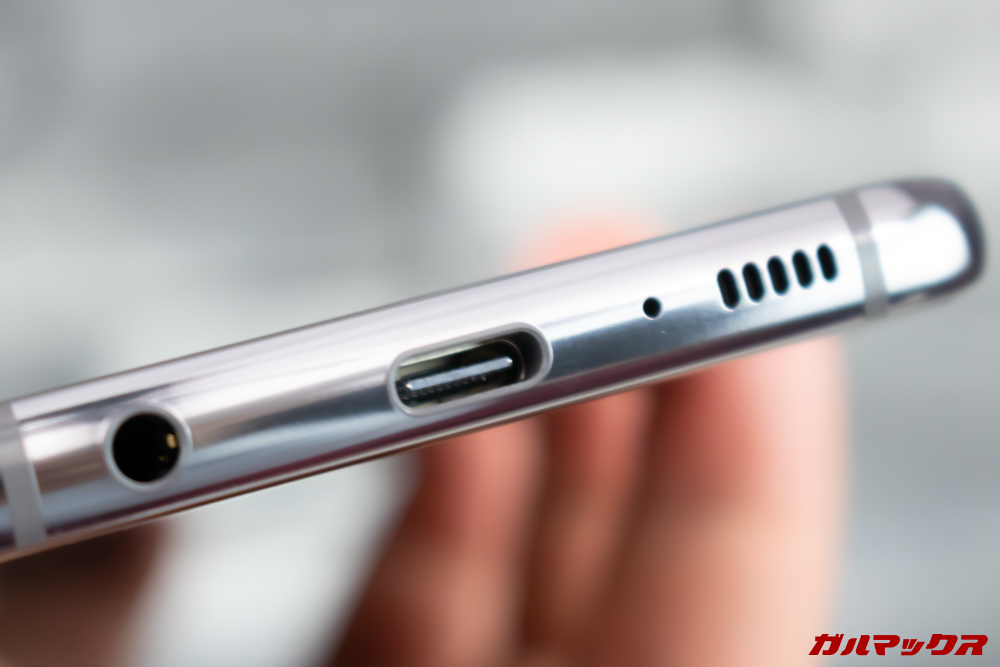 「Galaxy S10」「Galaxy S10+」「Galaxy S10e」の充電ポートは裏表関係なく挿すことが出来るUSB Type-Cポートを備えています。