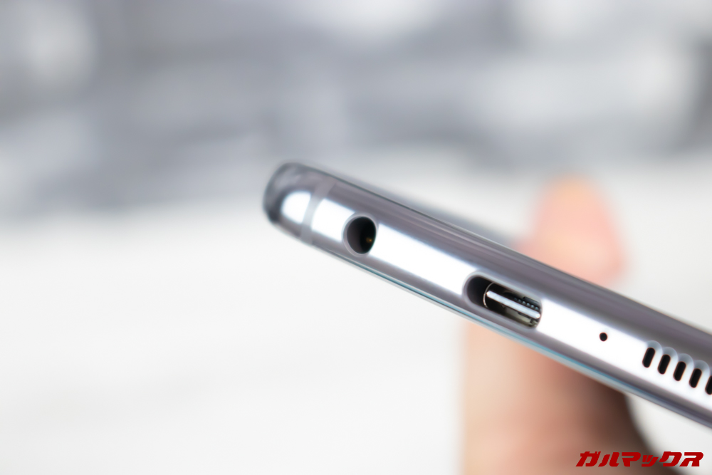 「Galaxy S10」「Galaxy S10+」「Galaxy S10e」はイヤホンジャックを搭載しています。