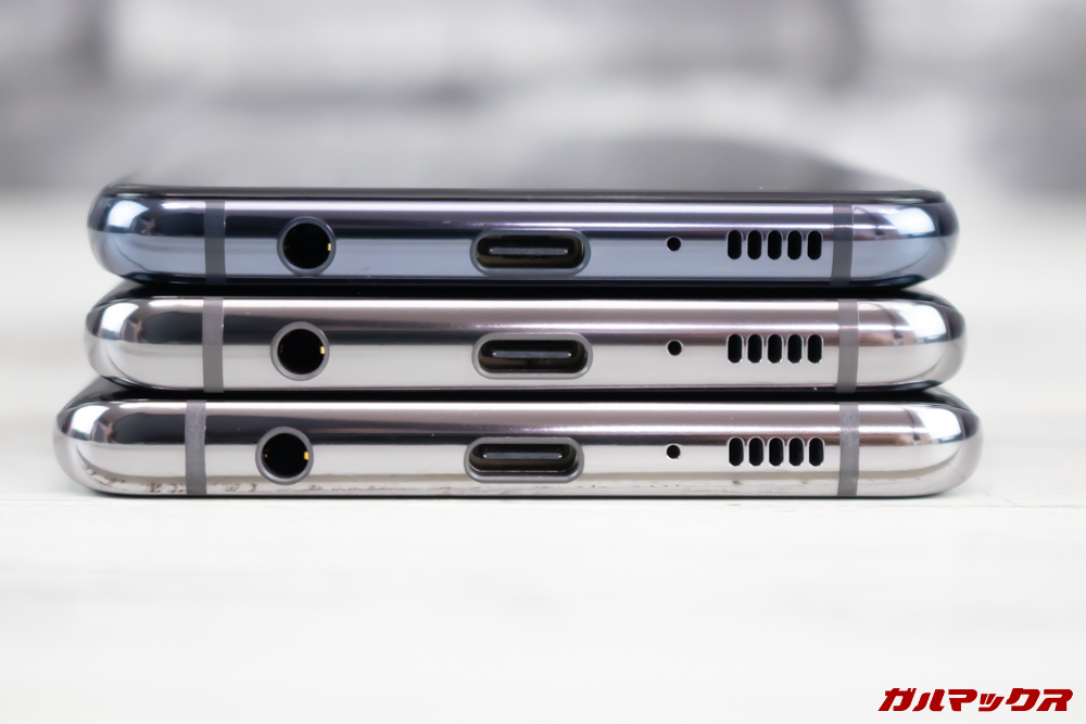「Galaxy S10」「Galaxy S10+」「Galaxy S10e」の底面にはスピーカー、充電ポート、イヤホンジャックが備わっています。