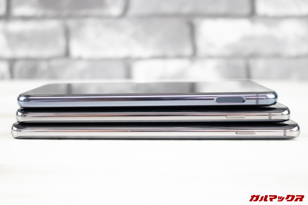 「Galaxy S10」「Galaxy S10+」「Galaxy S10e」の右側面は電源ボタンが備わっています。10eのみ電源ボタン兼指紋認証センサーとなっています。