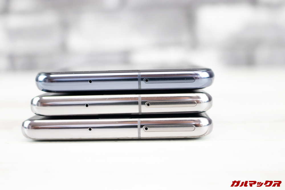 「Galaxy S10」「Galaxy S10+」「Galaxy S10e」の上面にはSIMピンで取り外すタイプのSIMスロットが備わっています。