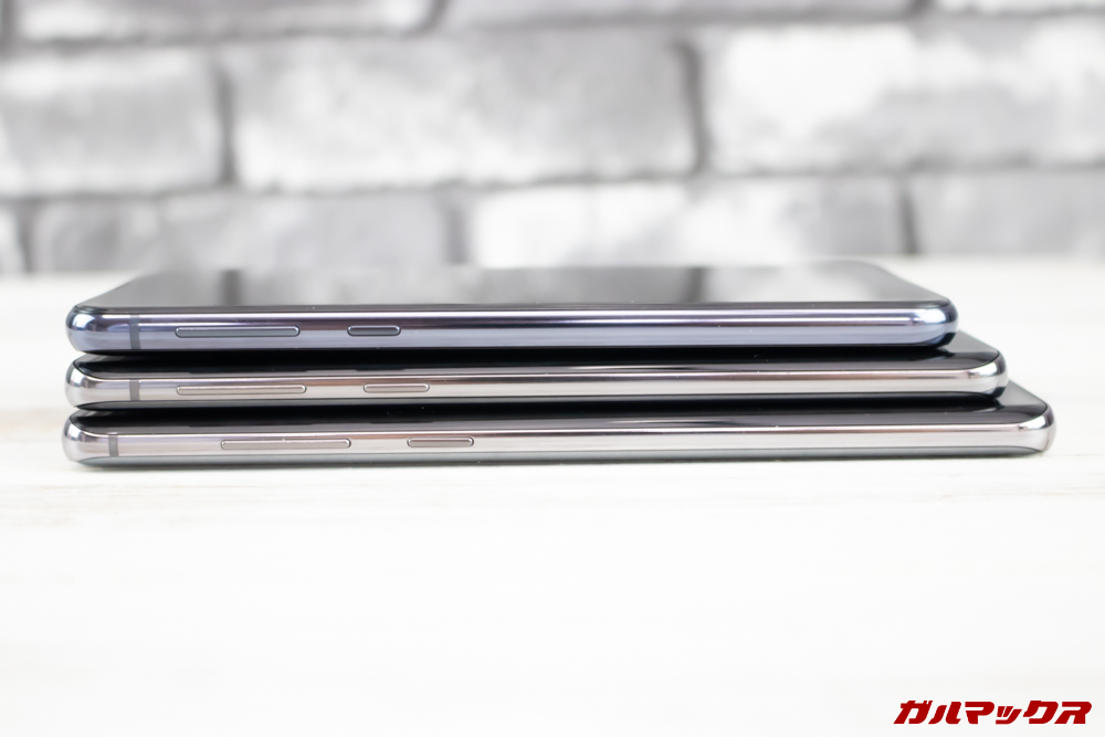「Galaxy S10」「Galaxy S10+」「Galaxy S10e」の左側面にはボリュームキーとBixbyボタンを備えます。