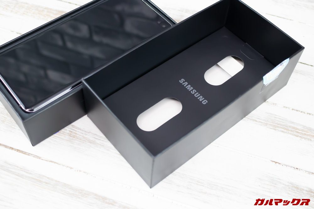 「Galaxy S10」「Galaxy S10+」「Galaxy S10e」はフタ部分にもアクセサリーボックスが入っています。