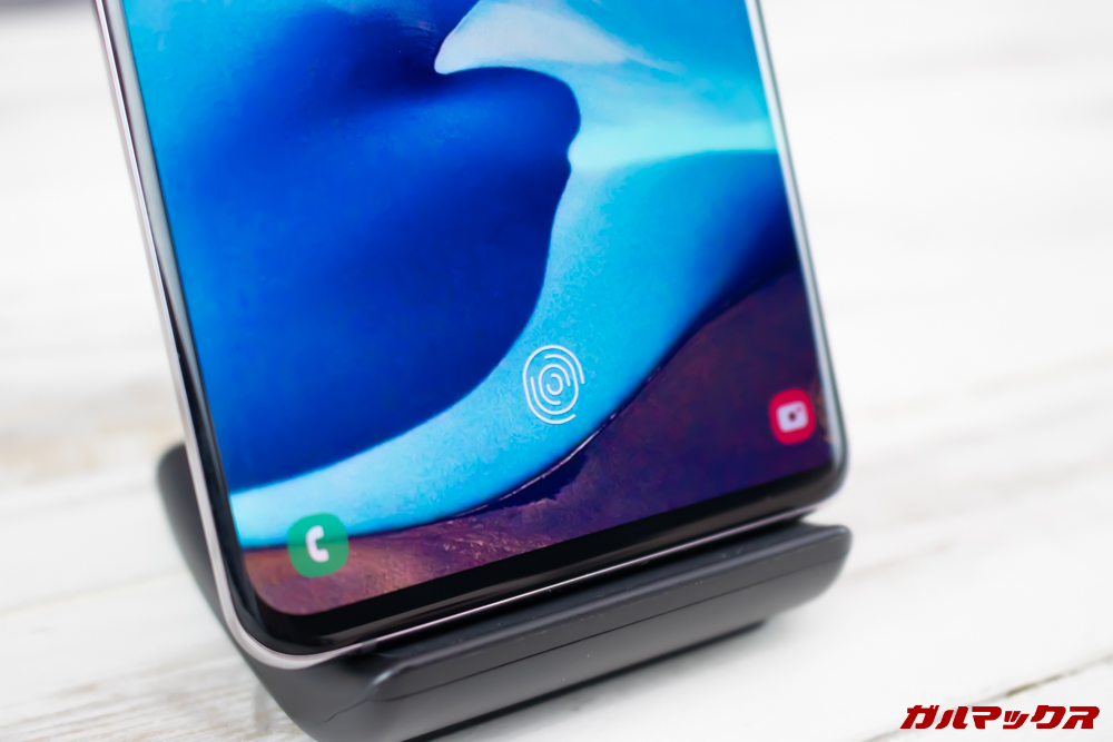 「Galaxy S10」「Galaxy S10+」はディスプレイに指紋認証センサーを搭載しています。