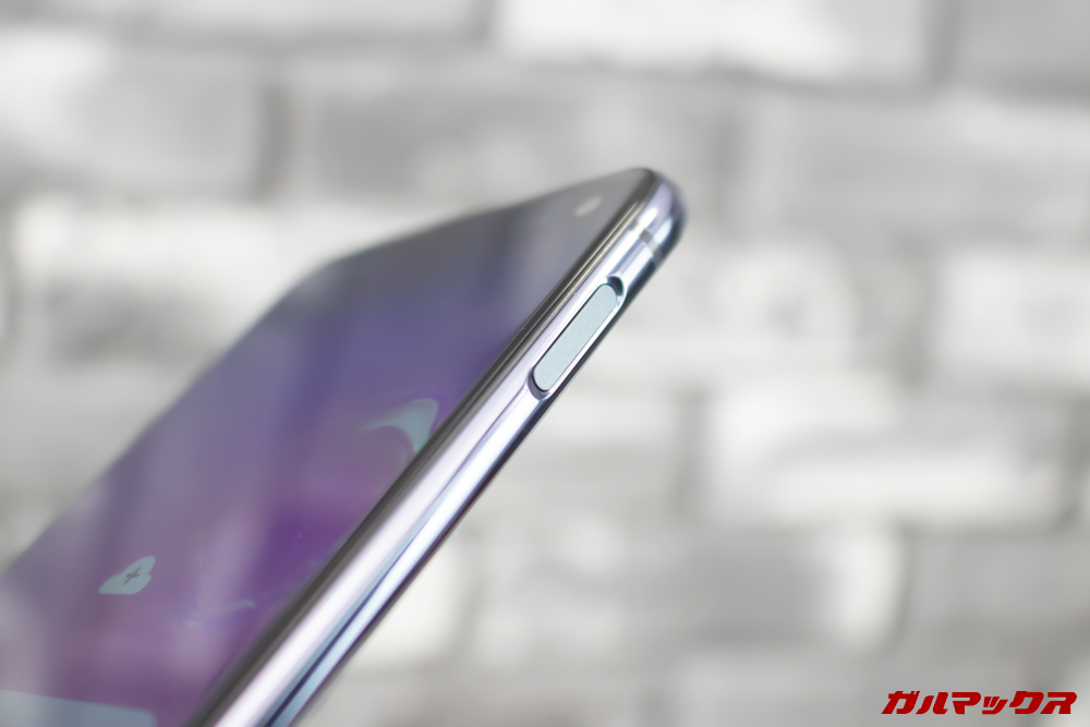 「Galaxy S10e」は本体右側面の電源ボタンに指紋センサーが埋め込まれています。