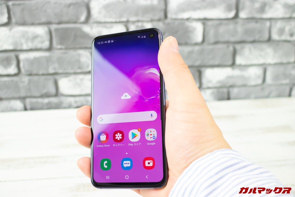 「Galaxy S10e」の指紋センサーはタッチするだけでロック解除OKなので電源ボタンを押す必要はありません。また、精度・速度共に良好です。