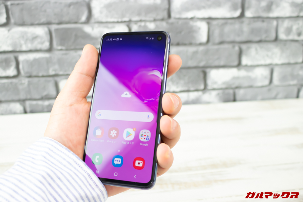 「Galaxy S10e」の指紋認証センサーは右側面の上部に備わっているので左手での操作は難しかったです。