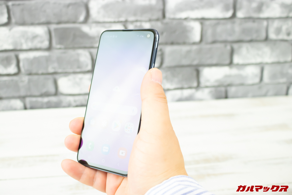 「Galaxy S10e」の指紋センサーの位置的にスマホの下部を握るようなスタイルだと届きません。