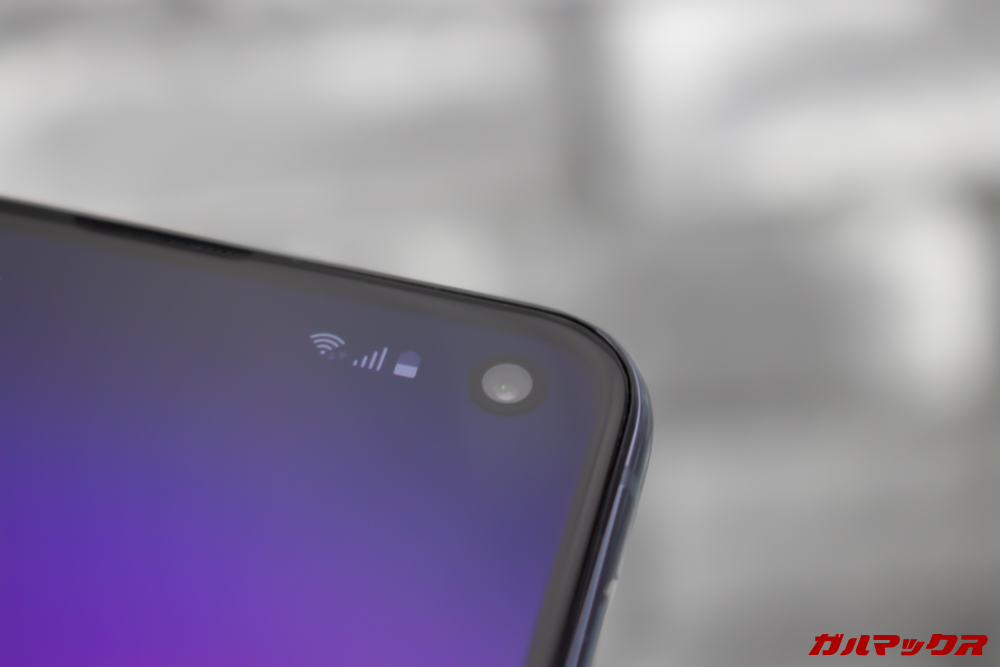 「Galaxy S10」「Galaxy S10+」「Galaxy S10e」のパンチホールはディスプレイの右側面上部に備わっているので、ゲームはUIの位置変更をしないと被る可能性があります。