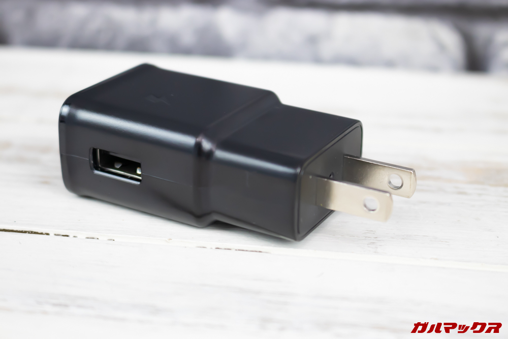 「Galaxy S10」「Galaxy S10+」「Galaxy S10e」は充電器の形状がバラバラです。Galaxy S10には日本のコンセントに挿すことが出来る形状の充電器が付属していました。