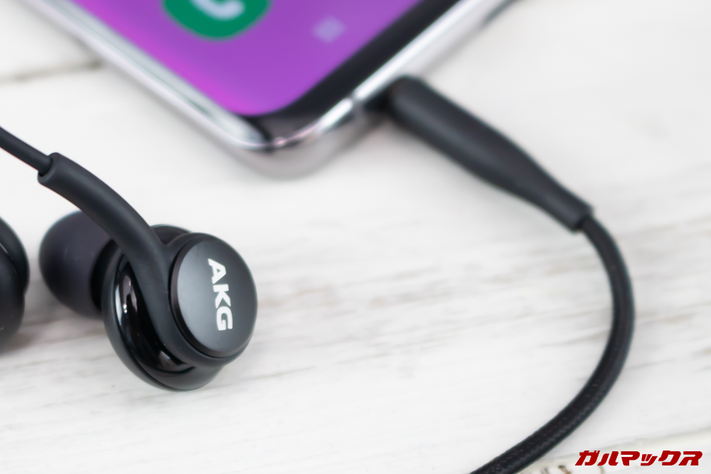 「Galaxy S10」「Galaxy S10+」「Galaxy S10e」はイヤホンジャックを搭載しているのでお気に入りの有線イヤホンやヘッドホンを利用可能です。