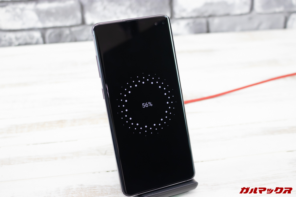 「Galaxy S10」「Galaxy S10+」「Galaxy S10e」はワイヤレス充電に対応しています。