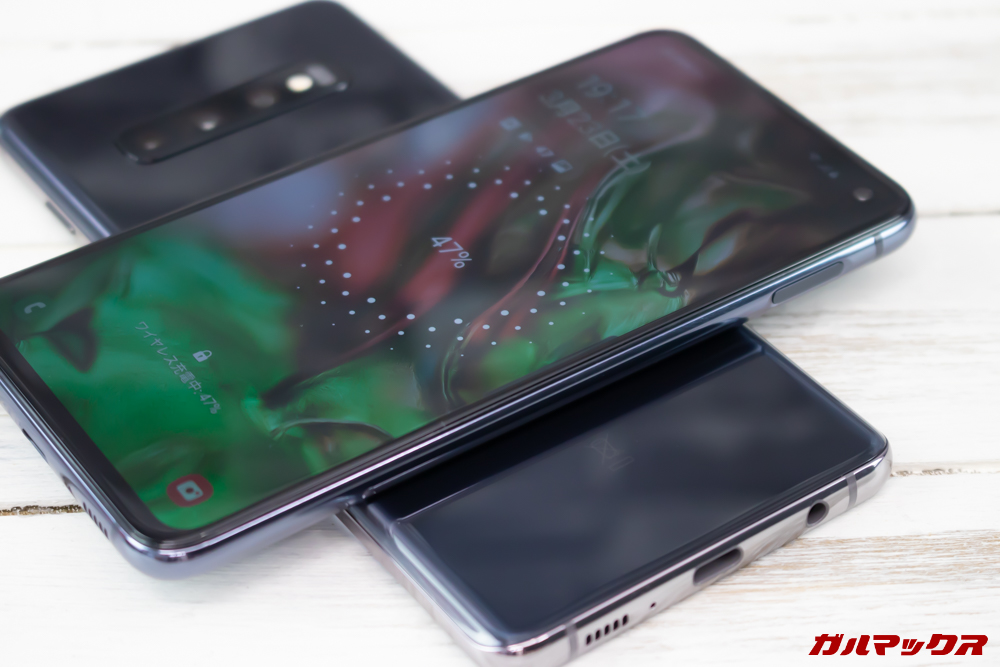 「Galaxy S10」「Galaxy S10+」「Galaxy S10e」のワイヤレスパワーシェアをオンにすると背面にQi対応製品を載せるだけで充電が可能となってます。