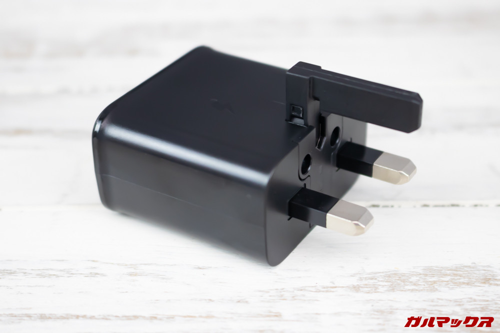 日本以外の地域向けなので充電器のプラグ形状が異なる場合はプラグ変換アタッチメントなどが必要です。