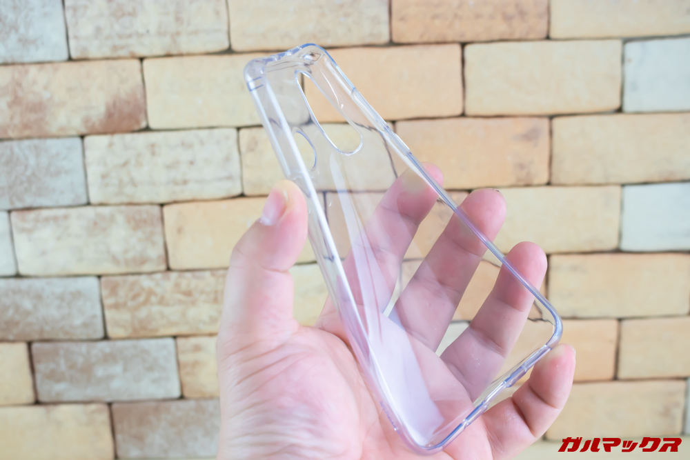 Huawei nova 4の付属保護ケースは柔らかいタイプ。