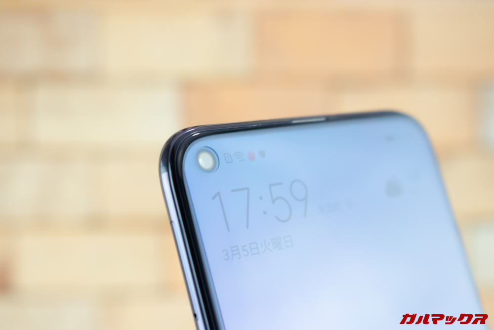 Huawei nova 4のPDA工房製のフィルムは穴あき加工が施されています。